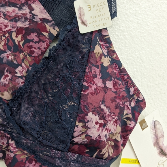 Jessica Simpson 3 Piece Set Bralette With Flirty Thongs - Picture 4 of 10